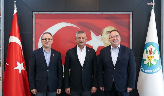 Özgür Özel, Manisa Büyükşehir Belediye Başkanı Dutlulu ve 14 ilçe belediye başkanıyla bir araya geldi