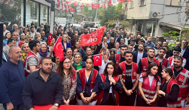 İzmir'de YENİ Parti'den istifa eden yaklaşık 200 kişi CHP'ye katıldı