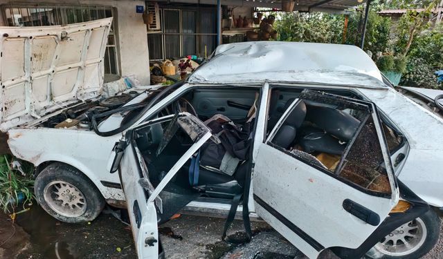 Aydın'da kontrolden çıkan otomobil sergiye çarparak takla attı: 2 kişi yaralandı