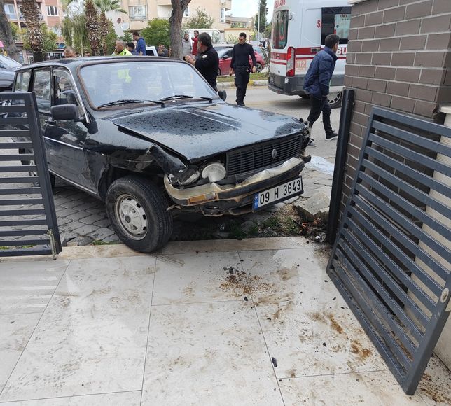 Kuşadası'nda yağıştan kayganlaşan yol kazaya neden oldu