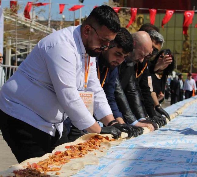 Aydın'da düzenlenen Adana Günleri'nde 109 metrelik kebap dakikalar içinde tükendi
