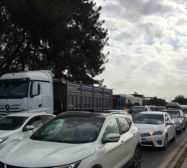 Aydın-İzmir otoyolunda girişler kapanınca trafik kitlendi
