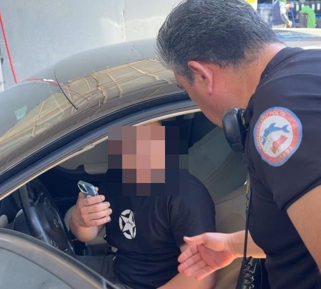 Efeler'de otomobilde uyuyakaldı, tutuklandı