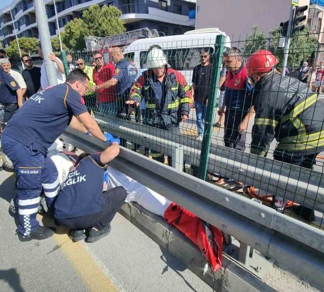 Kuşadası'nda motosiklete yaya geçidinde servis aracı çarptı: 1’i ağır 2 yaralı