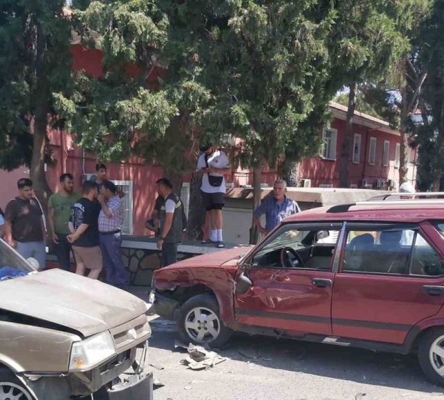 Bozdoğan’da 3 araç birbirine girdi: 2 yaralı