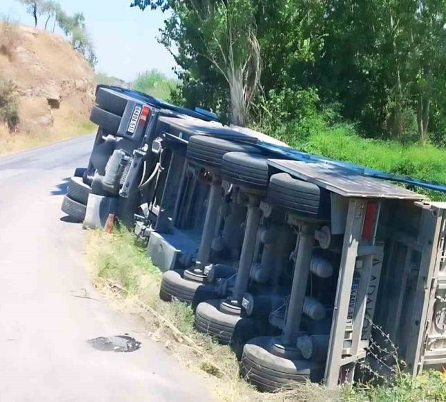 Söke’de tır şarampole devrildi
