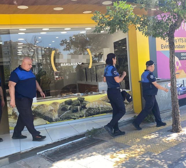 Efeler'deki baklavacıda şoke eden görüntü!