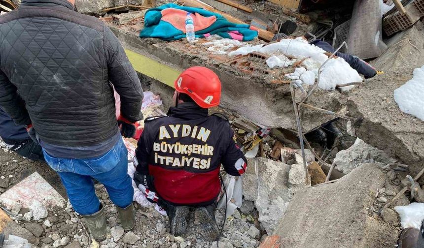 Aydın Büyükşehir’in arama kurtarma ekipleri deprem bölgesinde çalışmalara başladı