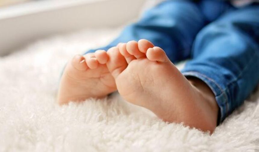 Geçmeyen bel ağrısının az bilinen bir nedeni! Çocuğunuzun ayak izlerine dikkatli bakın, çünkü…
