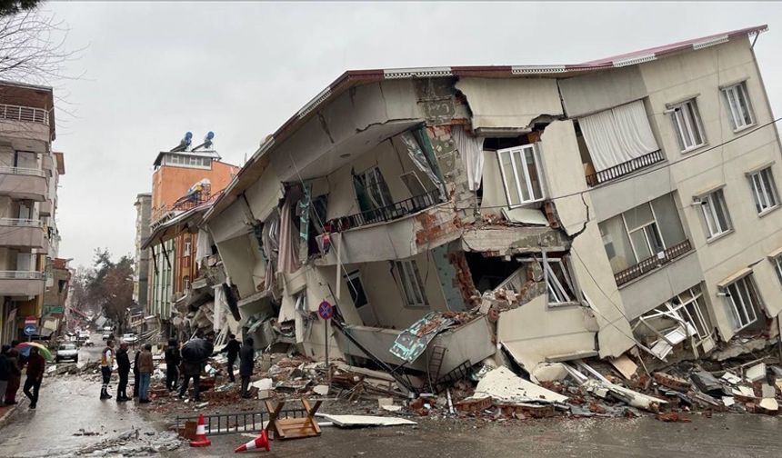 Depremde hayatını kaybedenlerin sayısı 4544'e yükseldi