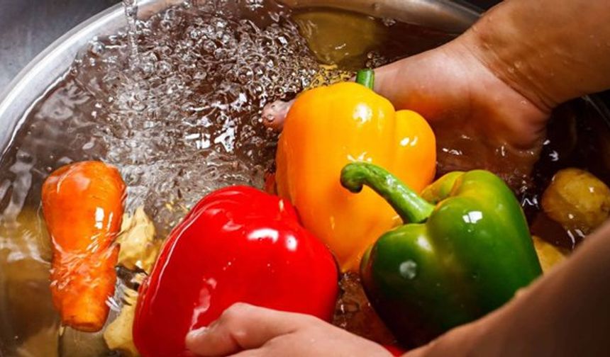 Mutfakta Herkesin Kullandığı Bu Yöntem Yanlış Çıktı! Kimyasal Kalıntıları Meyve Sebzeye Mühürlüyor