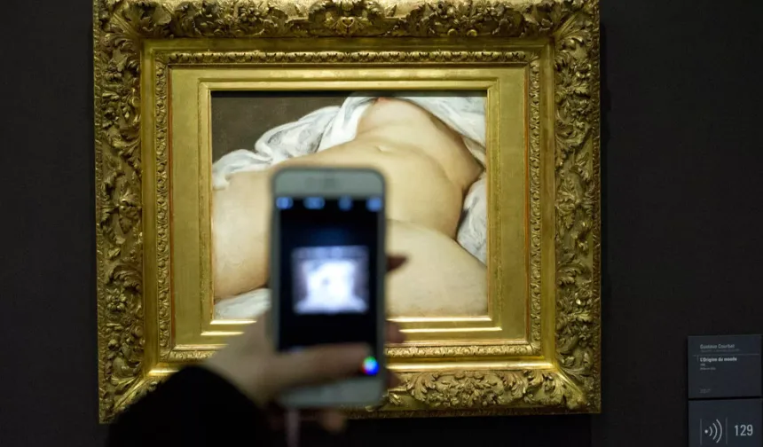 MeToo eylemcileri Fransız sanatçı Courbet'nin vulva çizimini kırmızıya boyadı