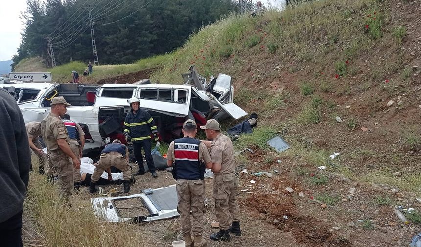Antep’te TIR ile yolcu minibüsü çarpıştı: 8 ölü, çok sayıda yaralı
