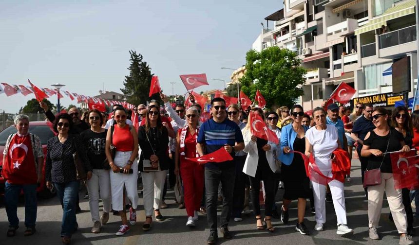 Kuşadası’nda binlerce kişi Atatürk için yürüdü