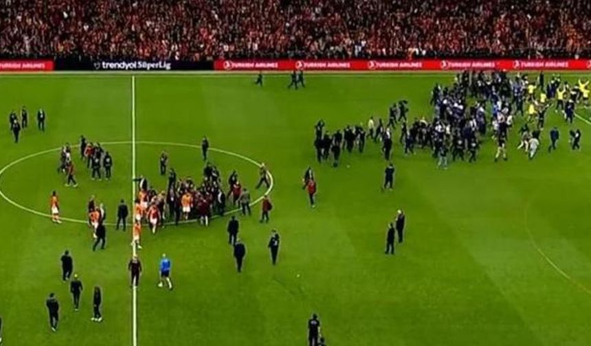 Galatasaray - Fenerbahçe derbisinin son düdüğüyle ortalık karıştı