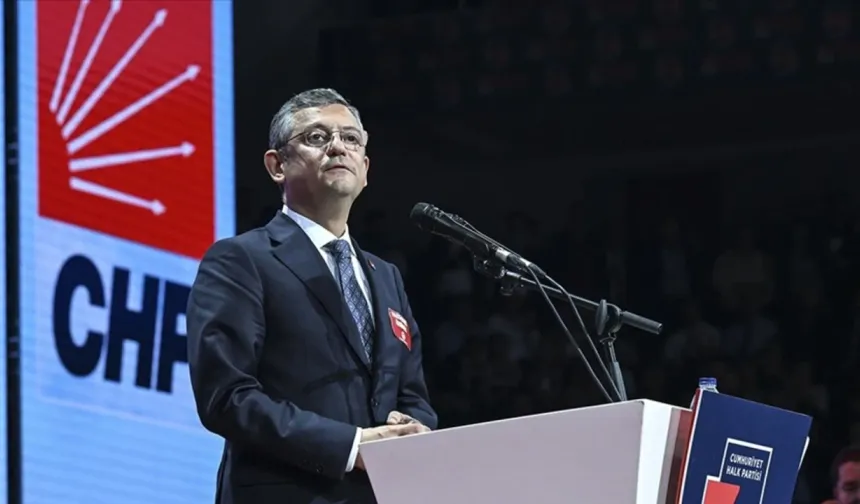 SON DAKİKA | Özgür Özel, 1323 delegenin 1171'inin oyuyla yeniden CHP Genel Başkanı seçildi