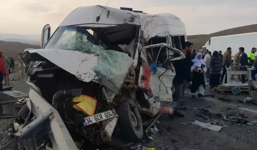 Van'da Can Pazarı! Yolcu Minibüsüyle Kamyonet Çarpıştı: 6 Ölü, 8 Yaralı