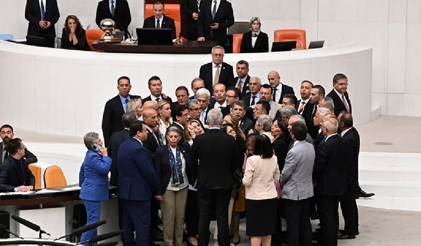 Meclis'te Zeydan Karalar gerginliği: CHP'li vekiller kürsüyü işgal etti!