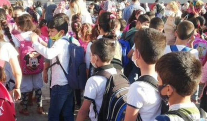 Zorunlu kıyafet geri geliyor