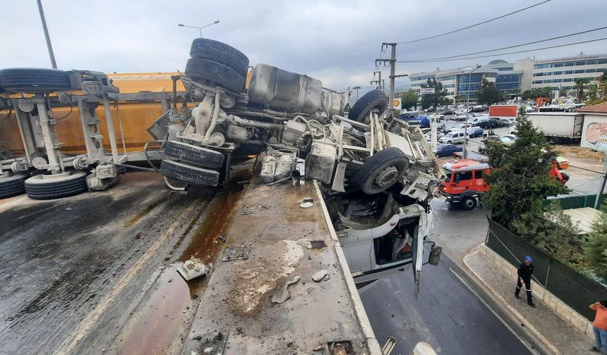 İzmir'de viyadükte asılı kalan tır şoförü kurtarıldı
