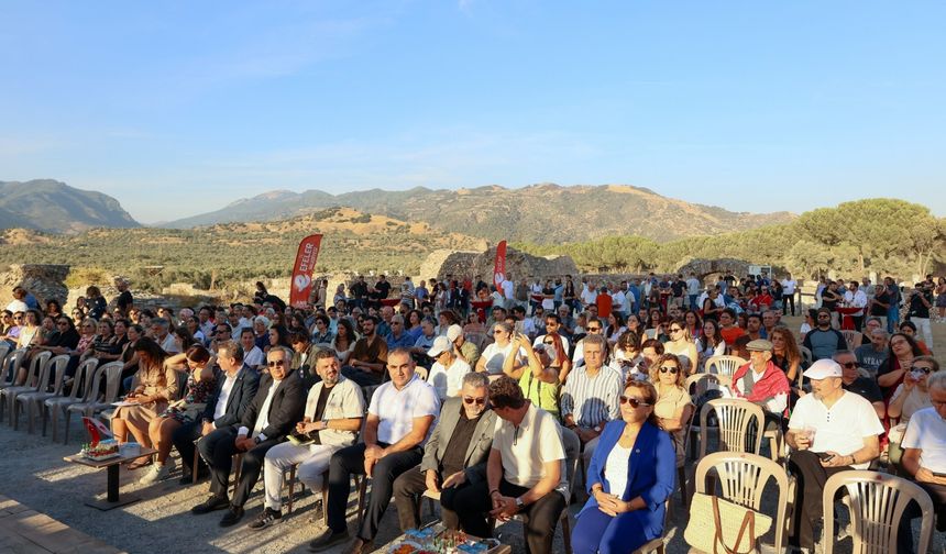 "Efeler Belediyesi Tarihin Tozlu Raflarını Sanatla Siliyor: Tralleis'in Büyülü Dirilişi"