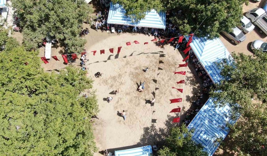 Bin metre rakımda ‘gelenekleri’ yaşatmak için güreştiler