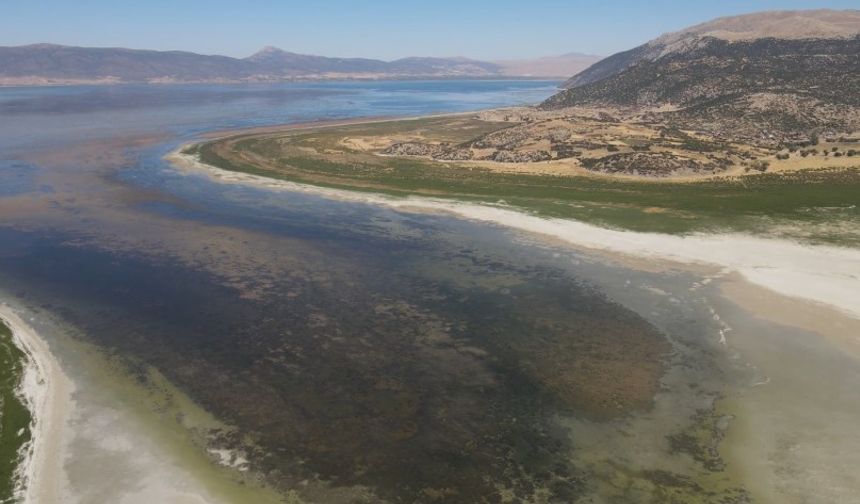 Türkiye’nin 4’üncü büyük gölü kuraklık nedeniyle ortadan ikiye bölündü