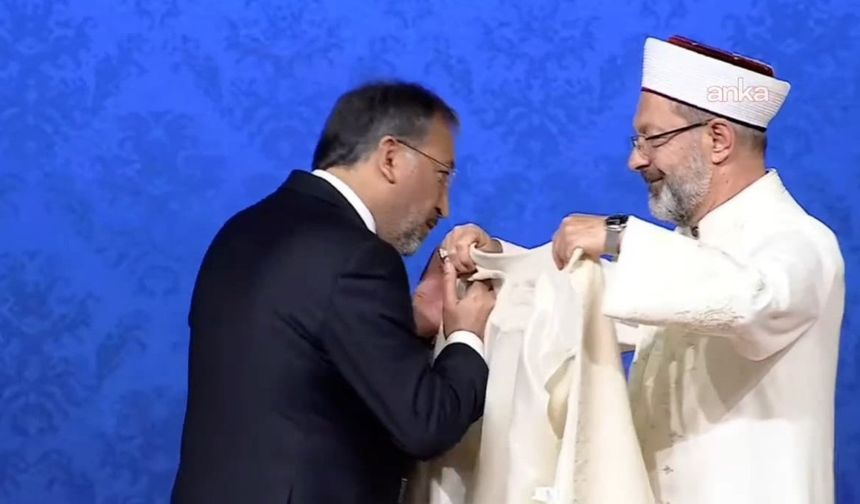 Arpaguş, sarığı giyerken Erbaş'ın elini öptü