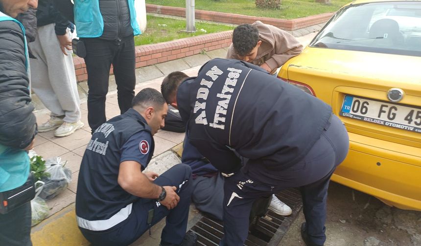 Aydın'da Eski Otogar Alanında Yürürken Bir Anda Ayağı Mazgala Sıkışan Adamı İtfaiye Kurtardı