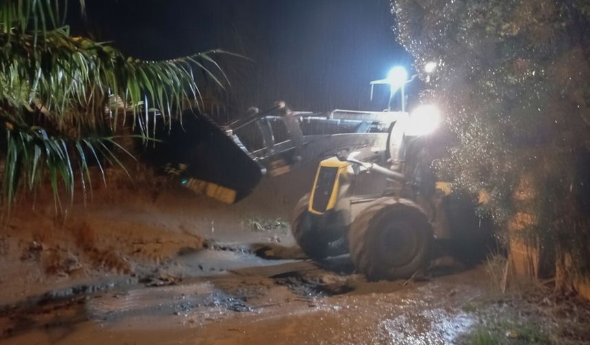 Efeler'in O Mahallelerinde Yağmur Değil Sel Yağdı, Başkan Yetişkin'den İlk Açıklama!