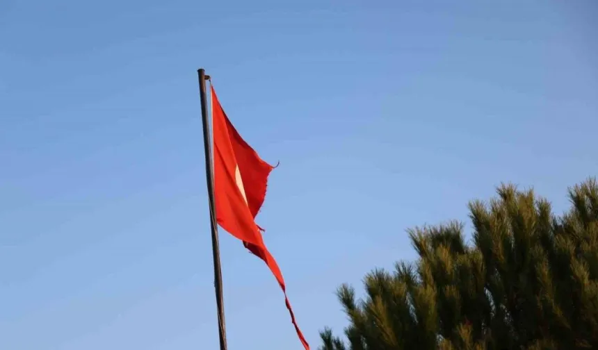 Aydın'da Üzücü Görüntü: Yırtılan Türk Bayrağı Değiştirilmeyi Bekliyor