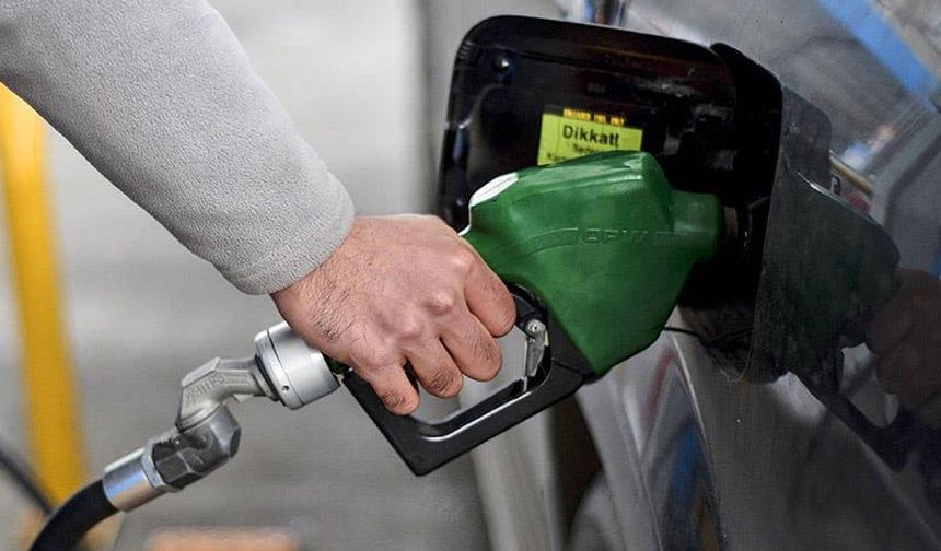 Benzin fiyatlarına yine zam