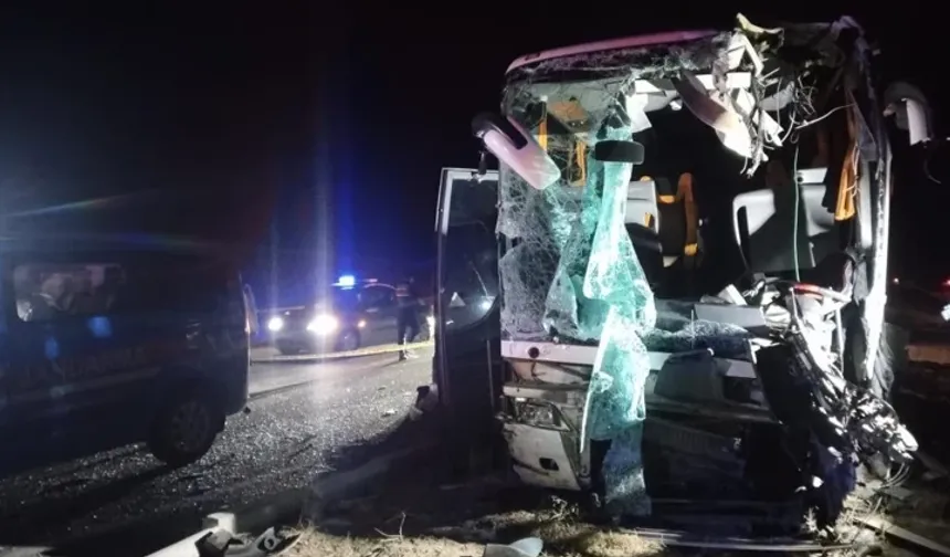 Denizli'de minibüs yolcu otobüsüyle çarpıştı: 1 ölü, 13 yaralı