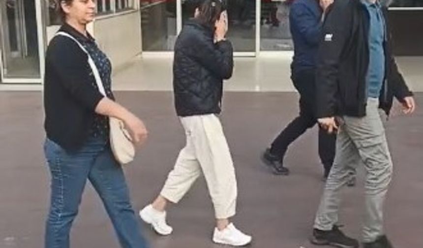 Yaşından büyük cezası olan kadın hırsız kameraları görünce yüzünü gizlemeye çalıştı