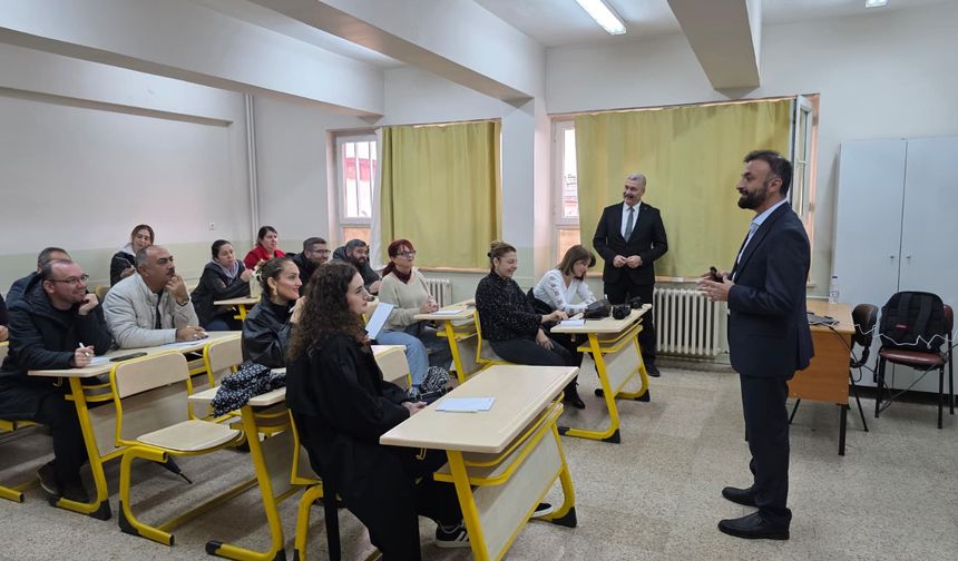 Efeler’de Öğretmenlere Nurettin Topçu’nun Eğitim Felsefesi Anlatıldı