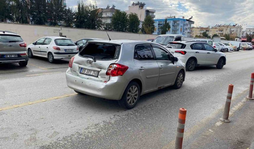 Efeler'de minibüs otomobile çarptı: 1 yaralı