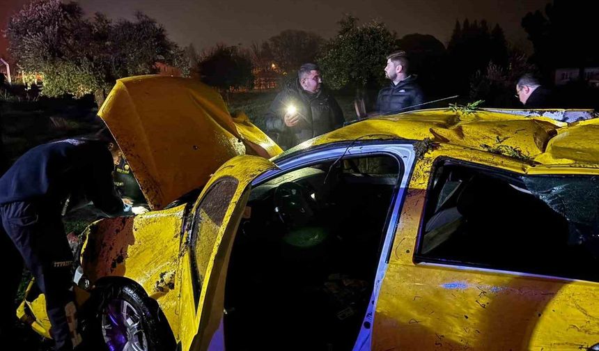 Efeler'de ticari taksi tarlaya uçtu: 1 yaralı