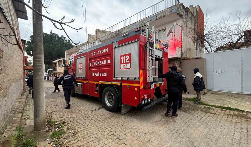 Efeler'de metruk binada yangın çıktı