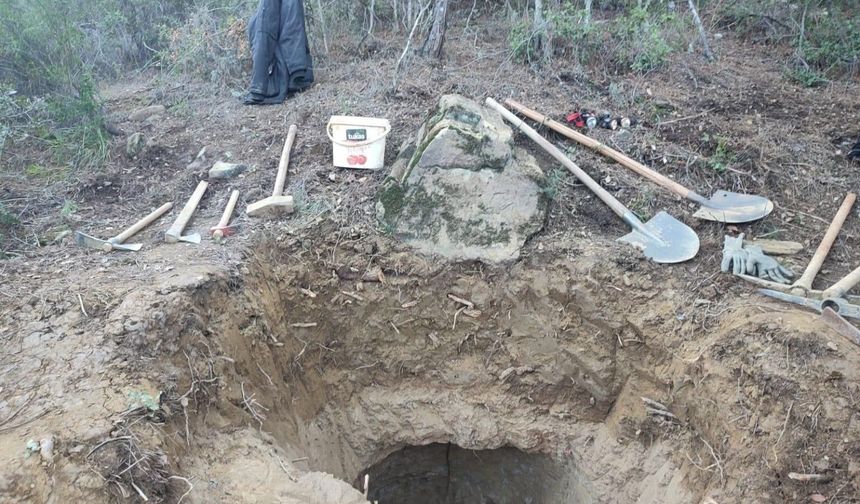 Karacasu'da kaçak kazıya jandarmadan suçüstü