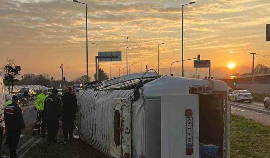 Sultanhisar'da işçi minibüsü devrildi: 16 yaralı