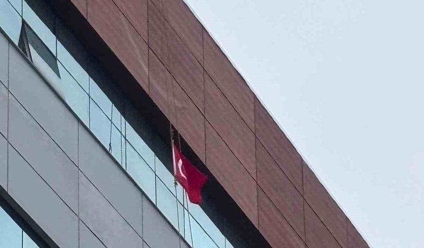 Türk bayrağına saldırıya Aydın'dan tepki: 30 metreye tırmanıp zirveye astı