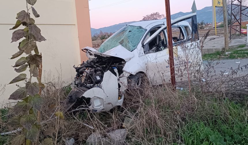 Sultanhisar'da belediye aracı yan yola uçtu: 1 yaralı