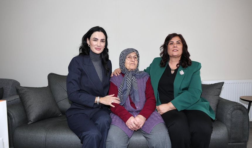 Milletvekili Sarıbaş'ın Şehit Annesi Ziyaretindeki Fotoğrafı Tepki Çekti