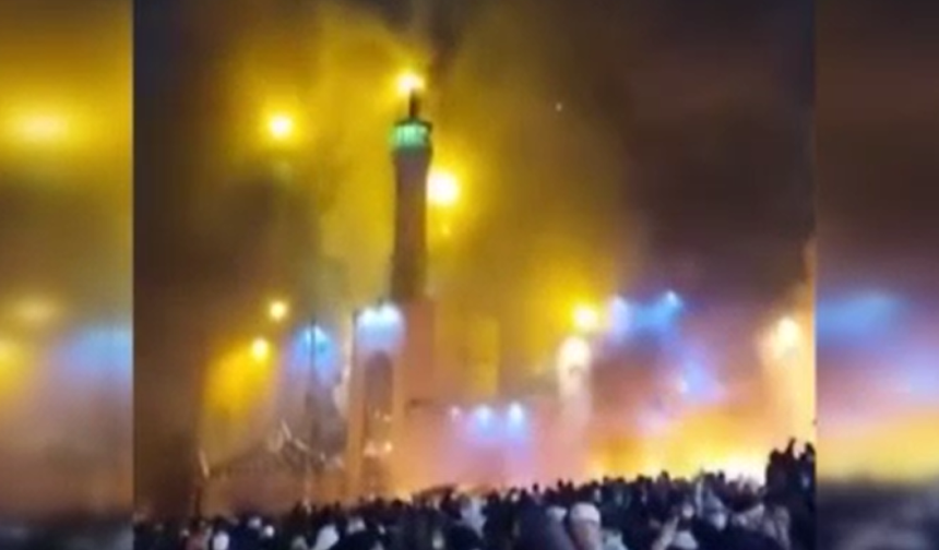 İran'da cami ve belediye binası ateşe verildi