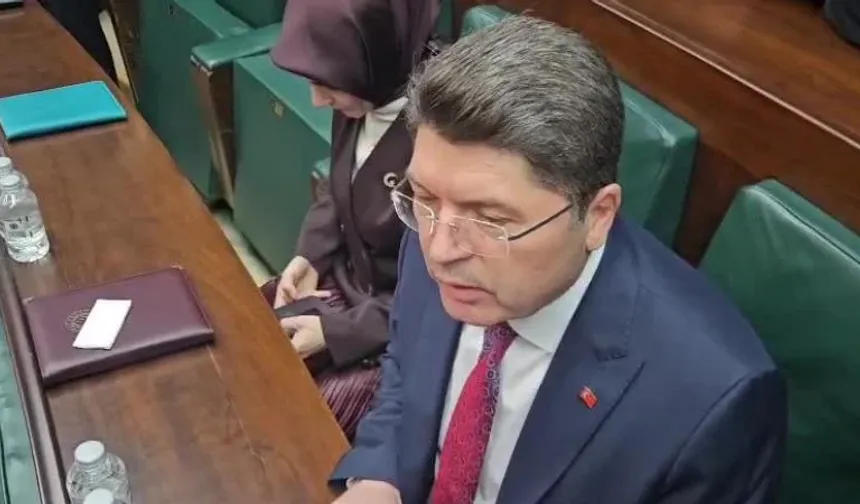 Bakan Tunç: Bayrak indirme olayıyla ilgili 14 kişi gözaltına alındı'