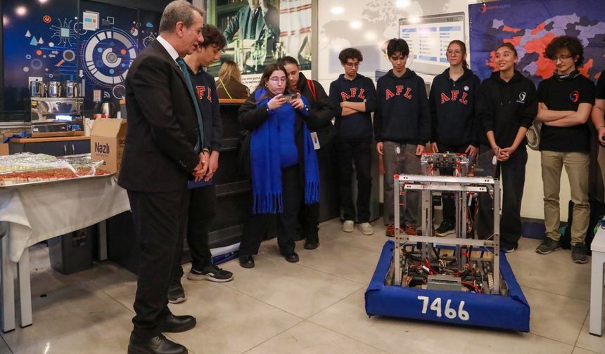 Başkan Yeti̇şki̇n’i̇n di̇ji̇tal vi̇zyonu gençleri̇n geleceği̇ni̇ şeki̇llendi̇ri̇yor