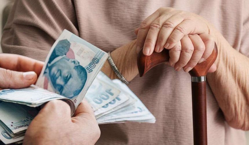 Emekliler dikkat: Hesaplara yatırıldı