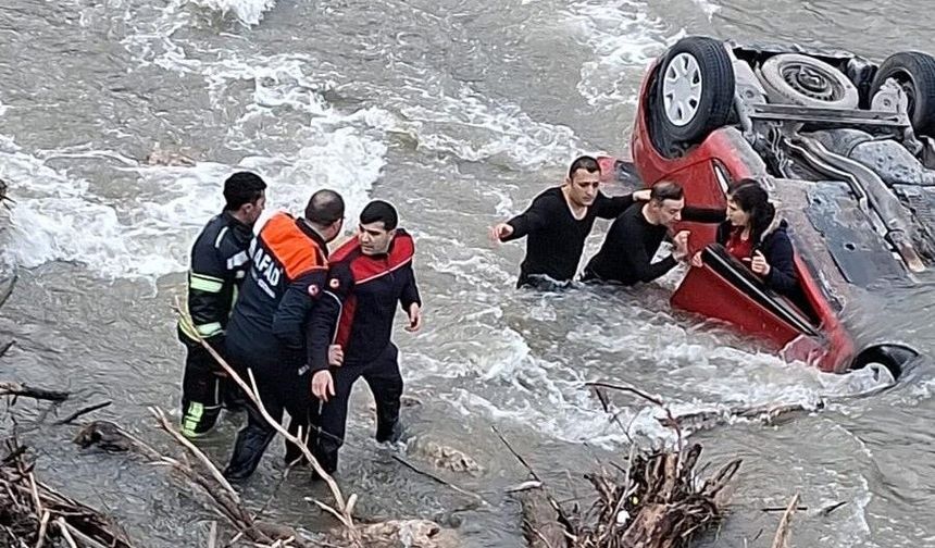 Amasya’da otomobil köprüden Yeşilırmak Nehri’ne uçtu: Anne-kızı ekipler kurtardı