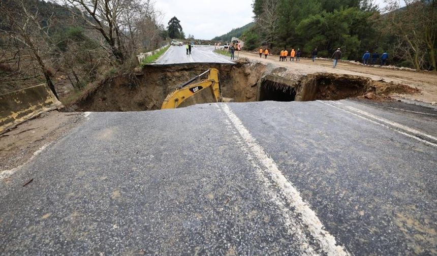 Aydın sınırında çöken yol ulaşıma kapandı