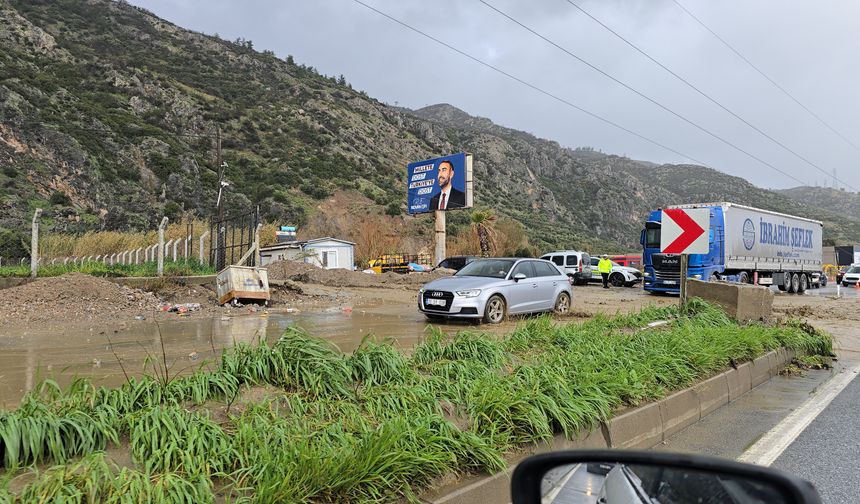 Dağdan akan sular Söke Karayolunu kapattı